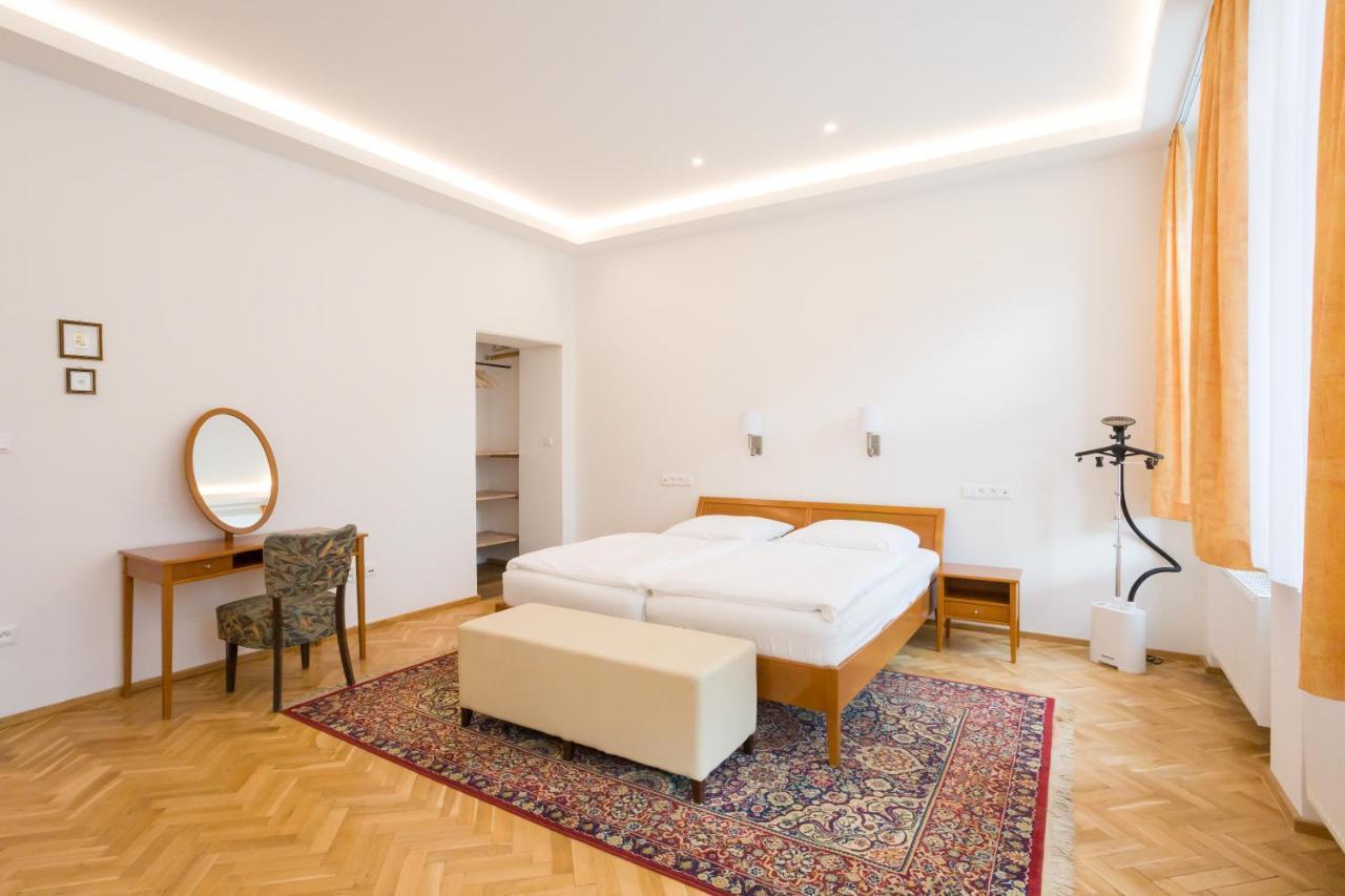 Luxusni Velky Apartman S Terasou V Centru Litomysle Luaran gambar